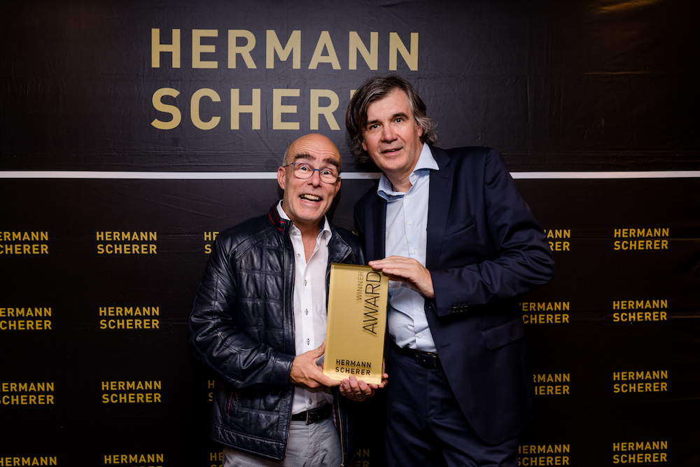 Bild: Bob Beredsam und Hermann Scherer mit Siegeraward vom Düsseldorfer Speakerslam